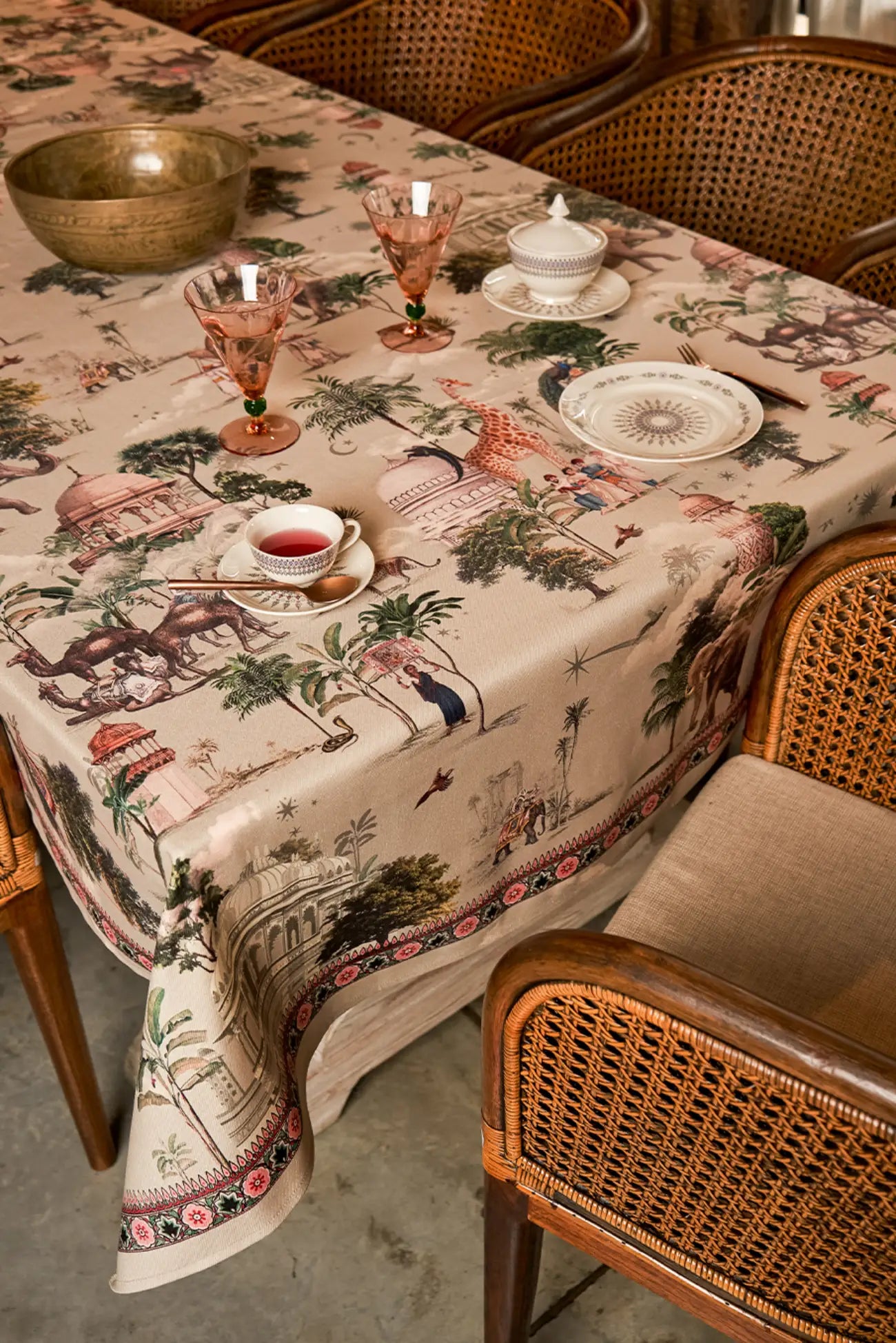 Manteles sofisticados con estampado floral, fabricados en poliéster resistente al agua, que realzan la belleza de cada comida y evento."