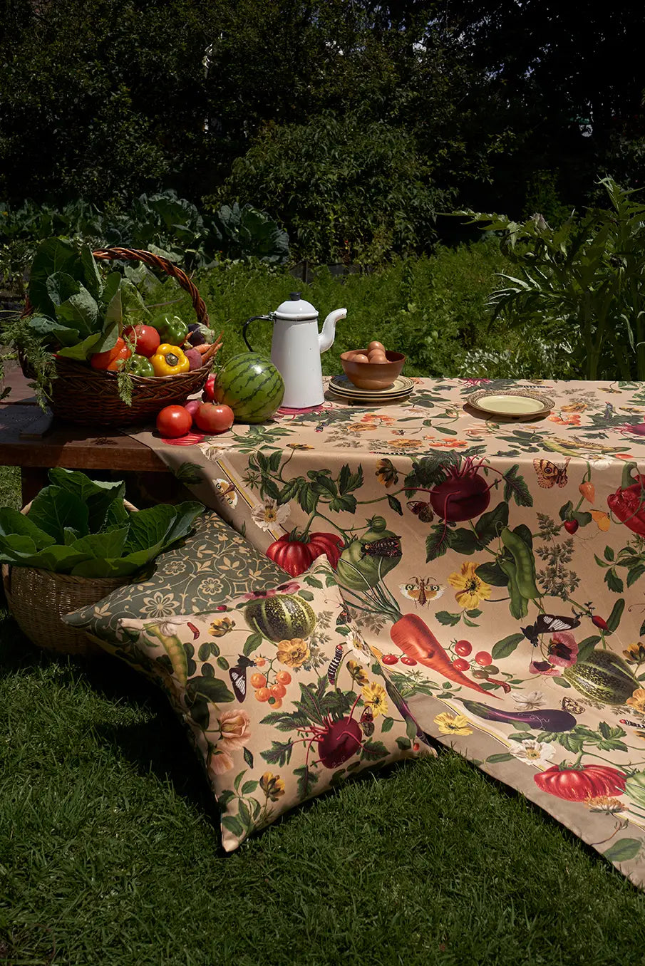 Este es un clásico que nunca pasa de moda. Puedes elegir desde flores grandes y llamativas hasta pequeños detalles florales que creen un ambiente fresco y acogedor.