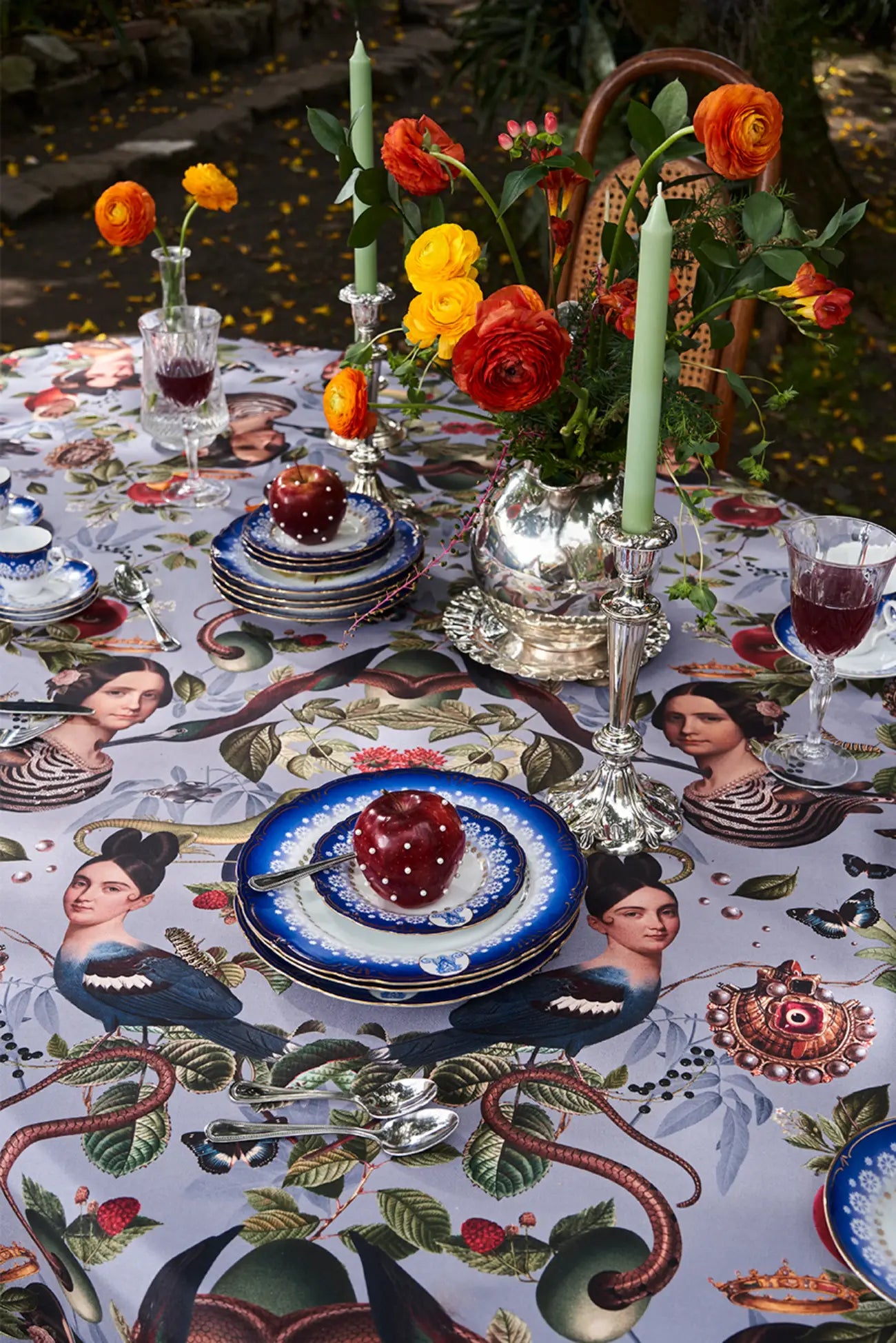 Este es un clásico que nunca pasa de moda. Puedes elegir desde flores grandes y llamativas hasta pequeños detalles florales que creen un ambiente fresco y acogedor.